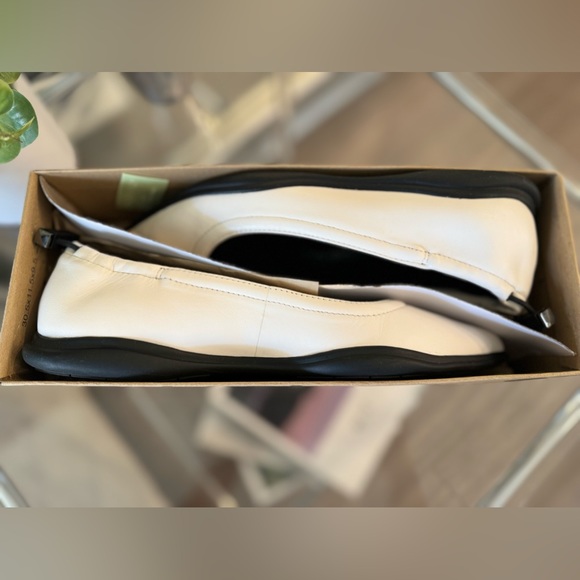 New! Vince Camuto Leather Flats SZ 7M - Picture 6 of 6